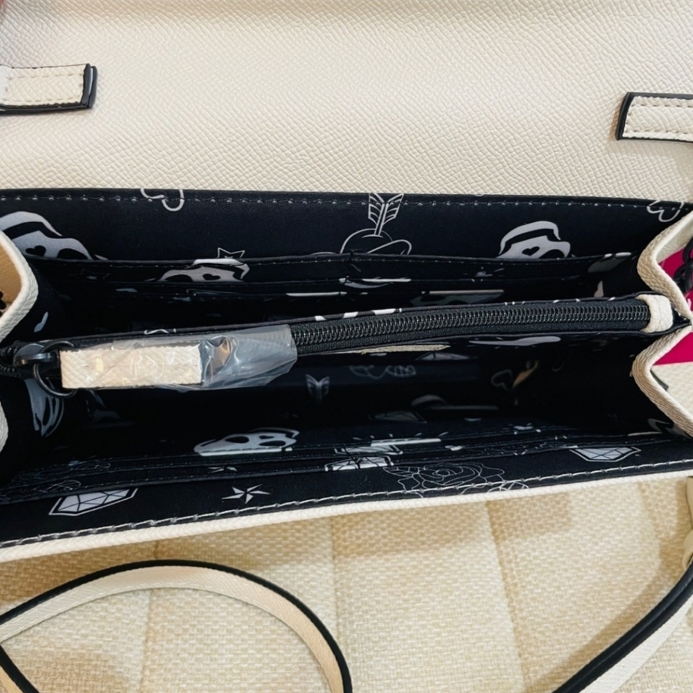 🔹️BETSEY JOHNSON🔹️ XOSYBIL 3 CROSSBODY  CHALK PURSE BAT SPIDER 🖤 - Picture 2 of 5